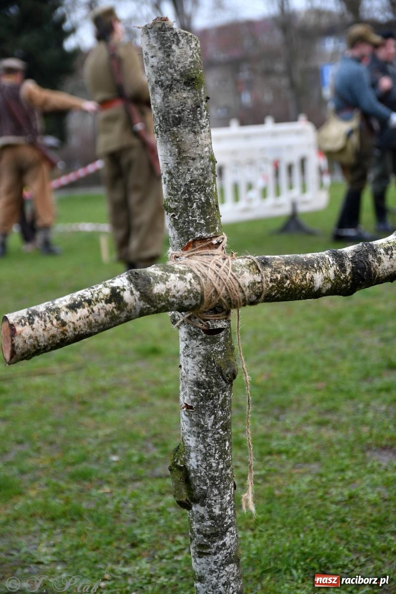 Zdjęcie w galerii na portalu naszraciborz.pl: Racibórz wspominał żołnierzy niezłomnych. Inscenizacja potyczki na pl. Długosza wiadomości z regionu