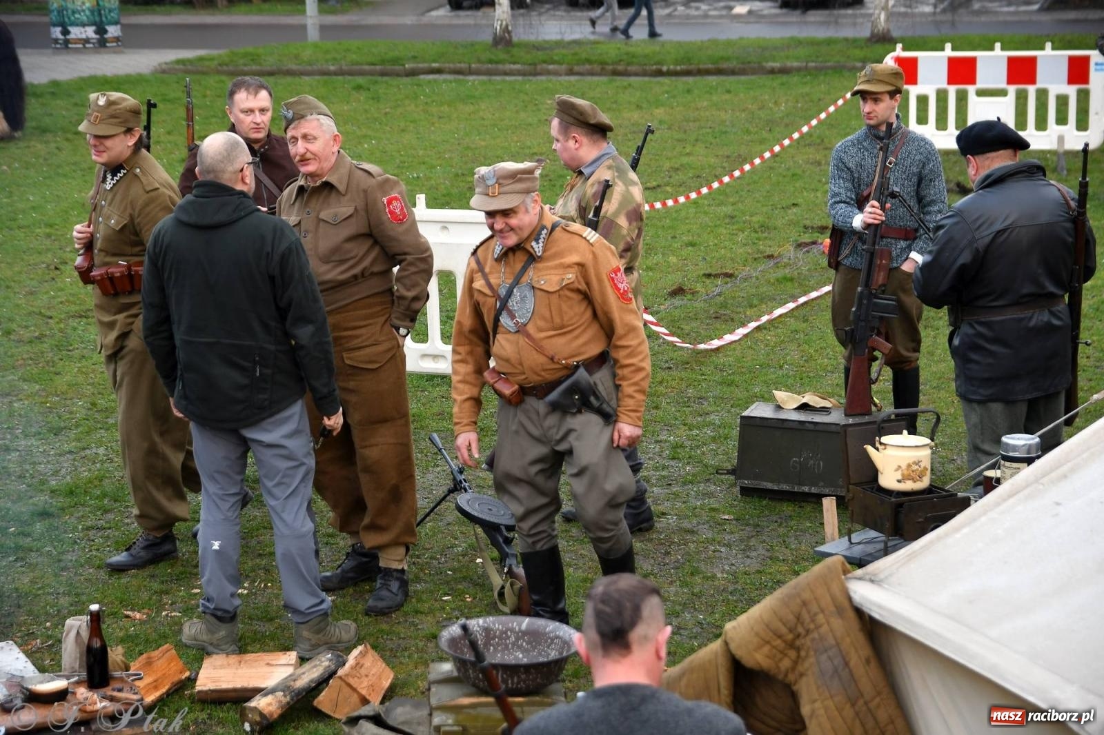 Zdjęcie w galerii na portalu naszraciborz.pl: Racibórz wspominał żołnierzy niezłomnych. Inscenizacja potyczki na pl. Długosza wiadomości z regionu