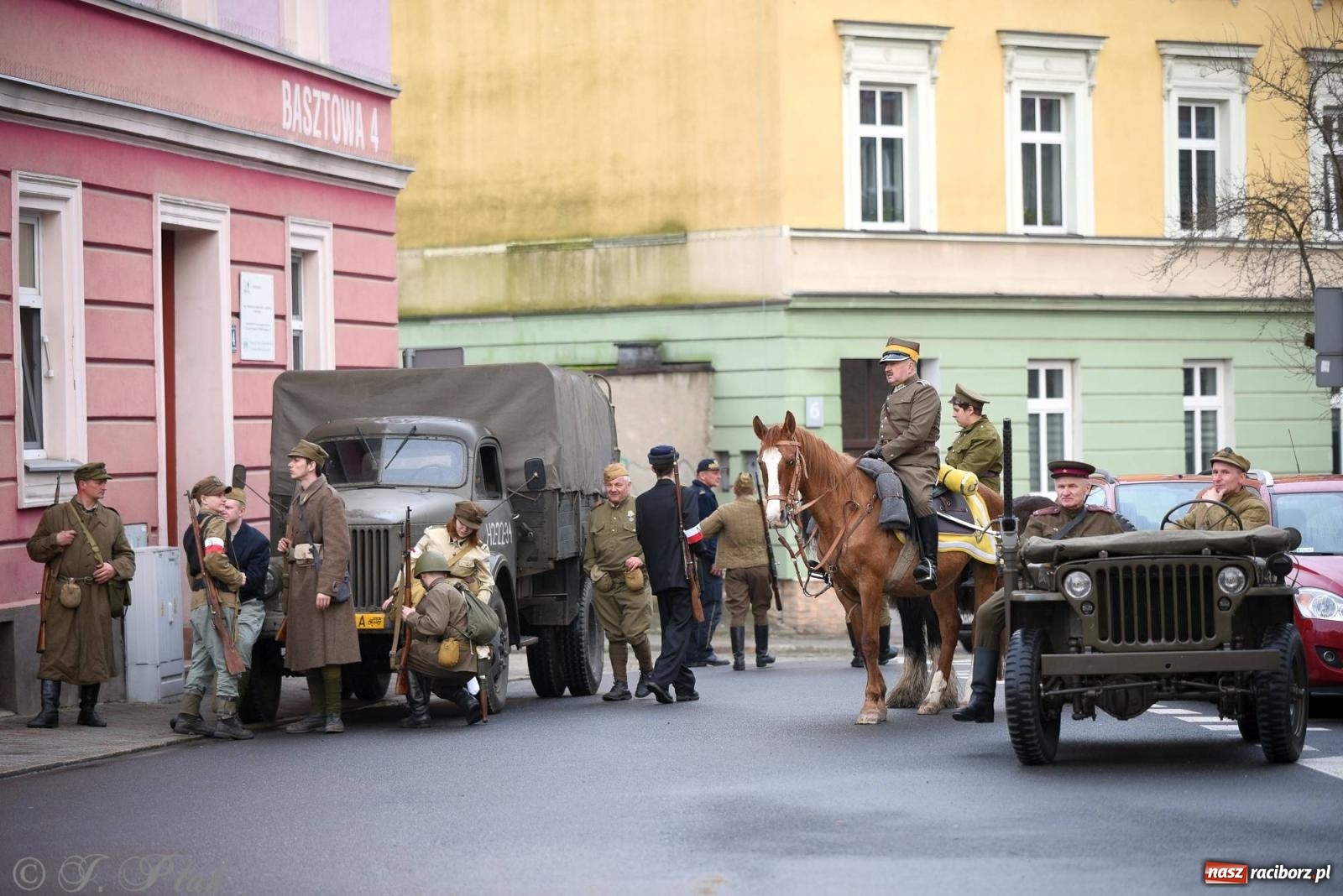 Zdjęcie w galerii na portalu naszraciborz.pl: Racibórz wspominał żołnierzy niezłomnych. Inscenizacja potyczki na pl. Długosza wiadomości z regionu