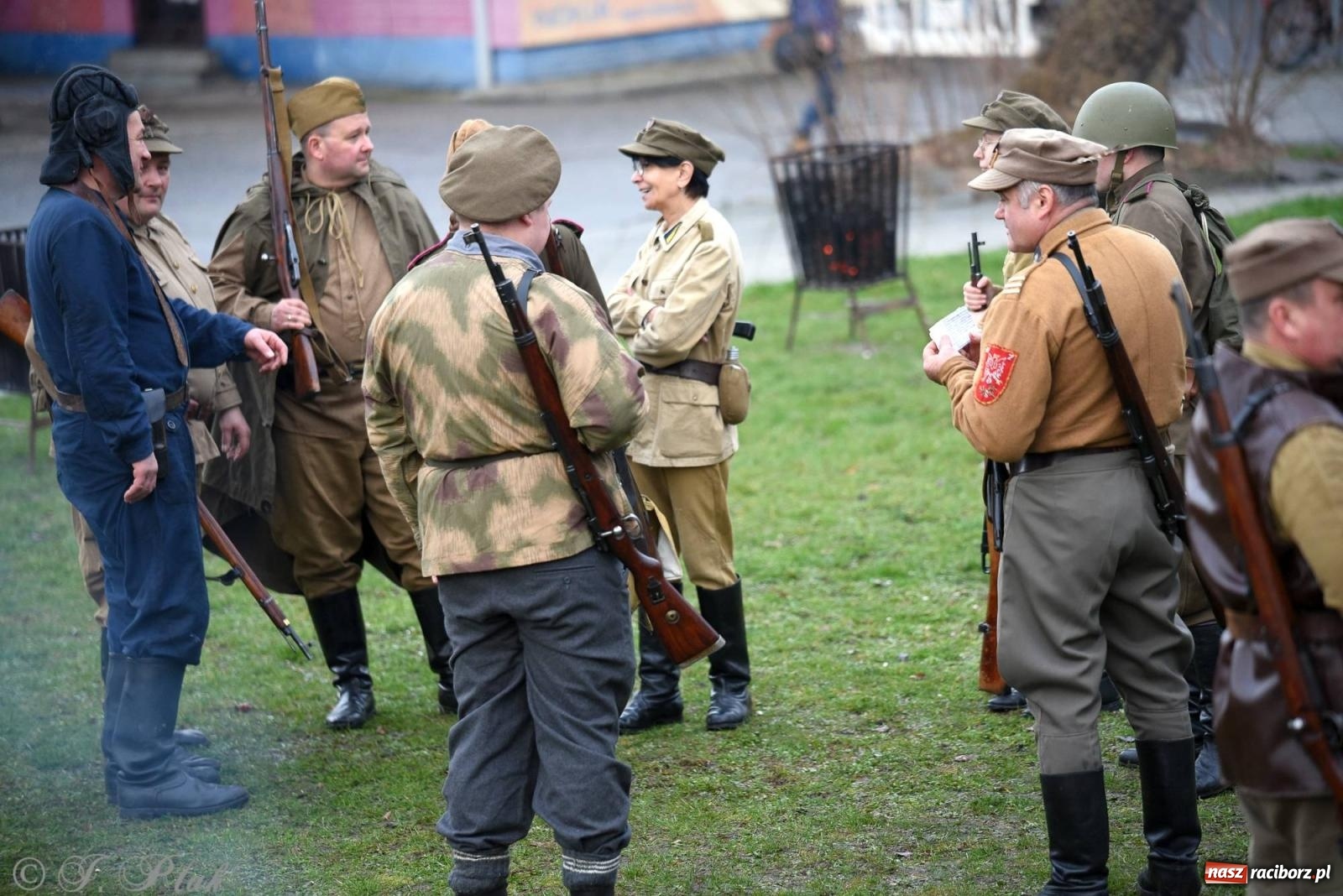 Zdjęcie w galerii na portalu naszraciborz.pl: Racibórz wspominał żołnierzy niezłomnych. Inscenizacja potyczki na pl. Długosza wiadomości z regionu