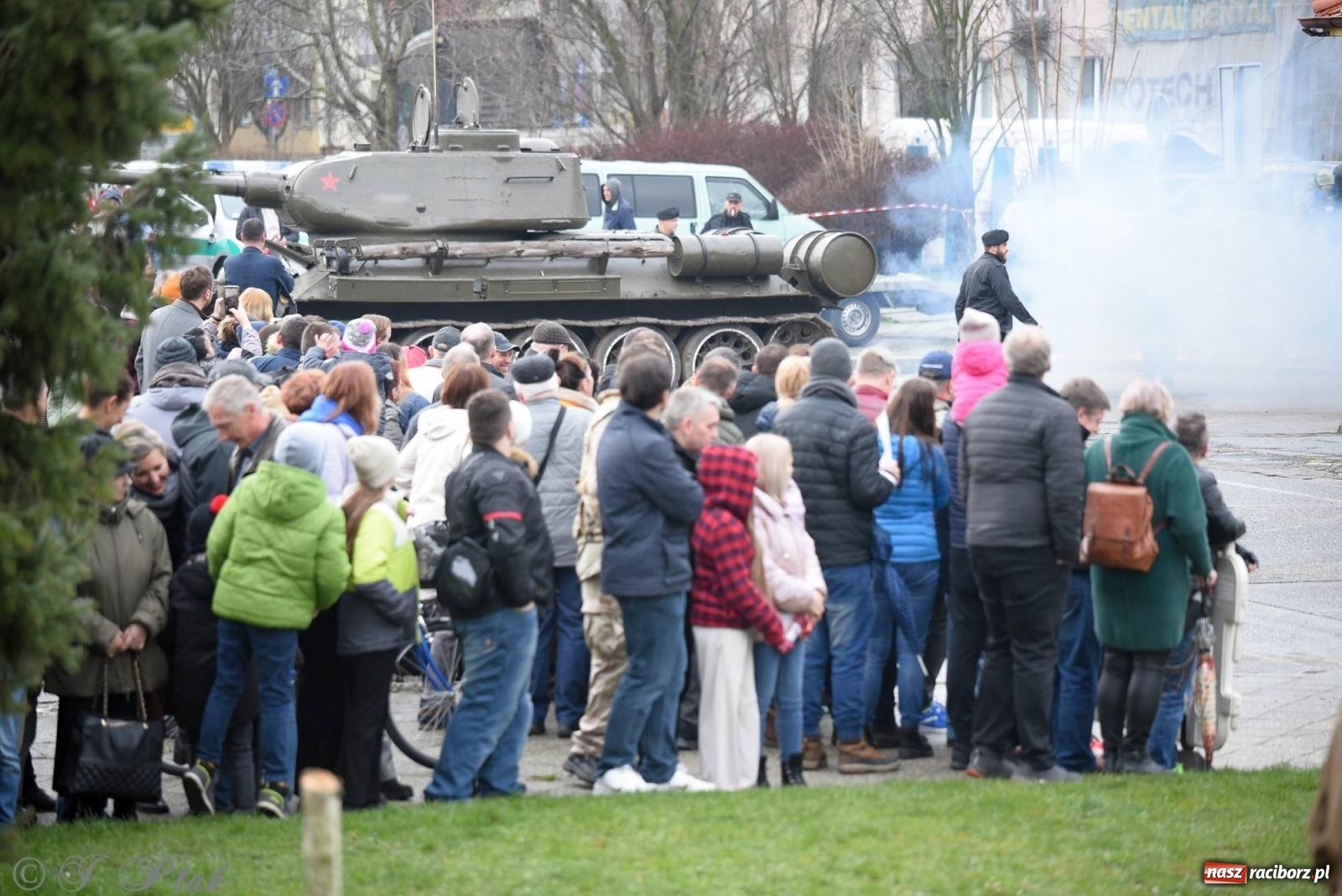 Zdjęcie w galerii na portalu naszraciborz.pl: Racibórz wspominał żołnierzy niezłomnych. Inscenizacja potyczki na pl. Długosza wiadomości z regionu
