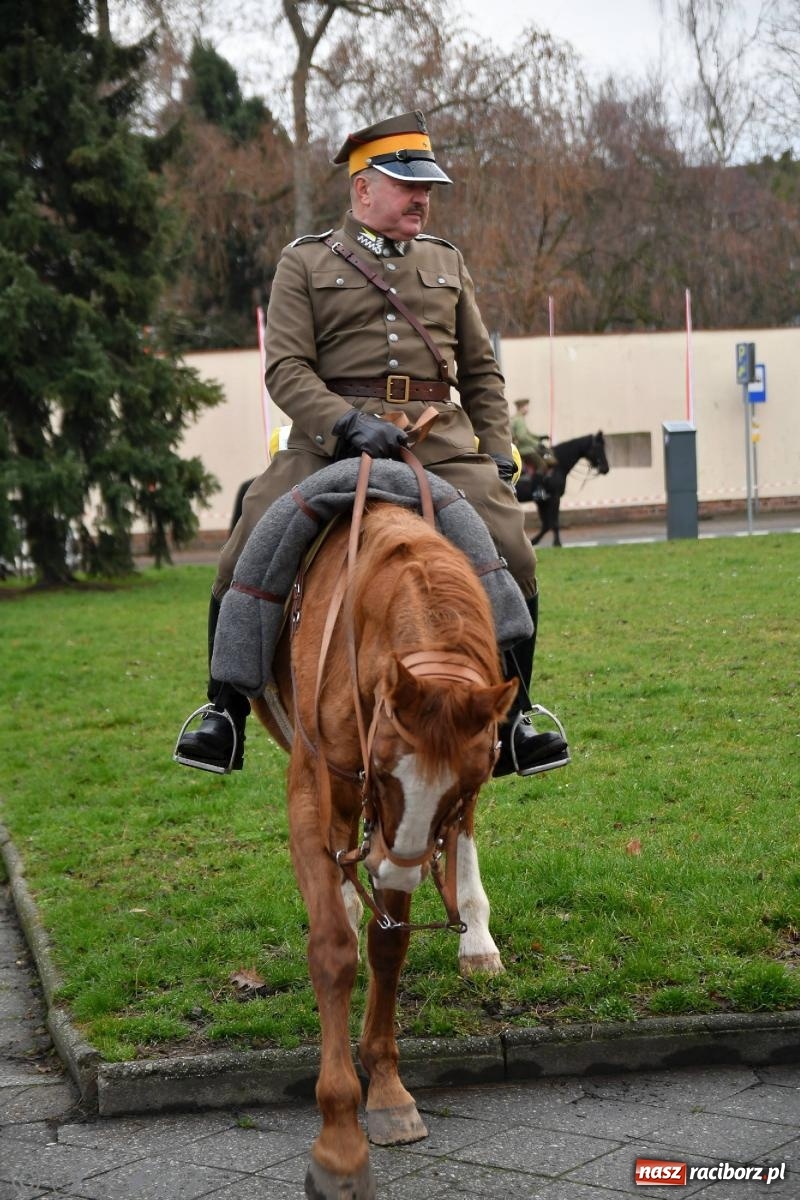 Zdjęcie w galerii na portalu naszraciborz.pl: Racibórz wspominał żołnierzy niezłomnych. Inscenizacja potyczki na pl. Długosza wiadomości z regionu