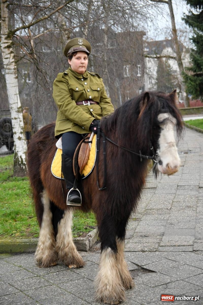 Zdjęcie w galerii na portalu naszraciborz.pl: Racibórz wspominał żołnierzy niezłomnych. Inscenizacja potyczki na pl. Długosza wiadomości z regionu