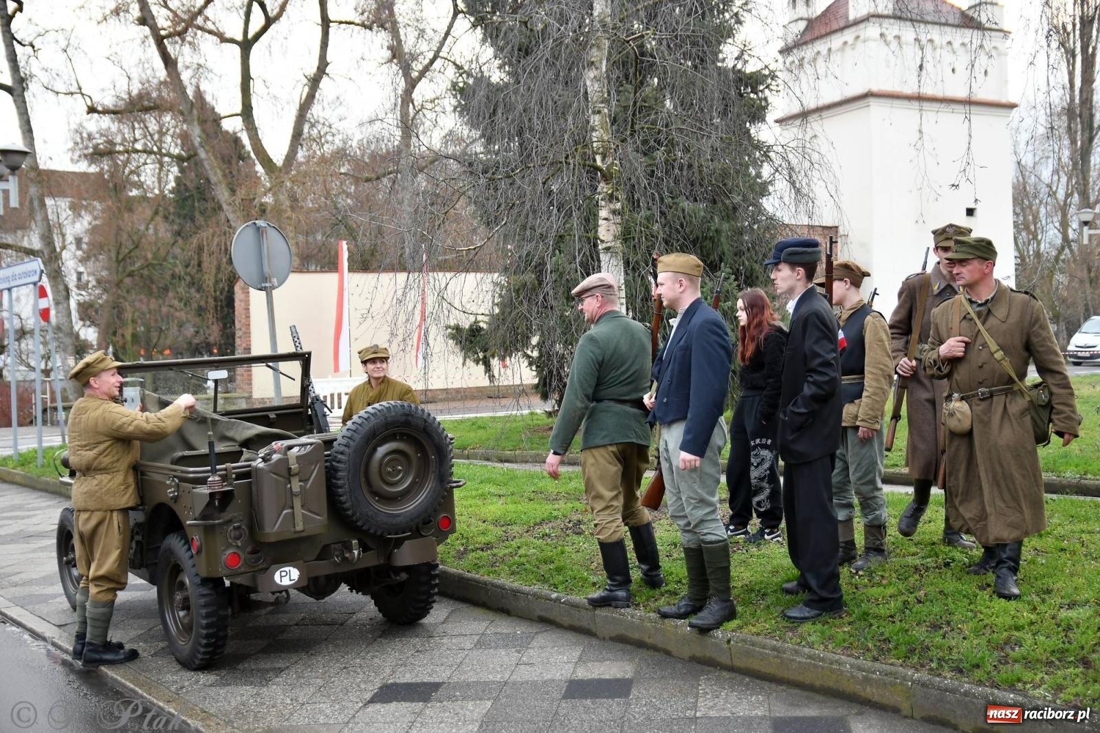 Zdjęcie w galerii na portalu naszraciborz.pl: Racibórz wspominał żołnierzy niezłomnych. Inscenizacja potyczki na pl. Długosza wiadomości z regionu