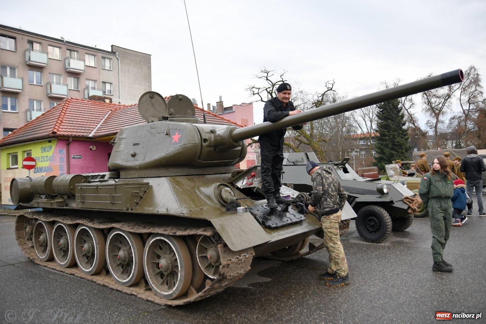 Zdjęcie w galerii na portalu naszraciborz.pl: Racibórz wspominał żołnierzy niezłomnych. Inscenizacja potyczki na pl. Długosza wiadomości z regionu