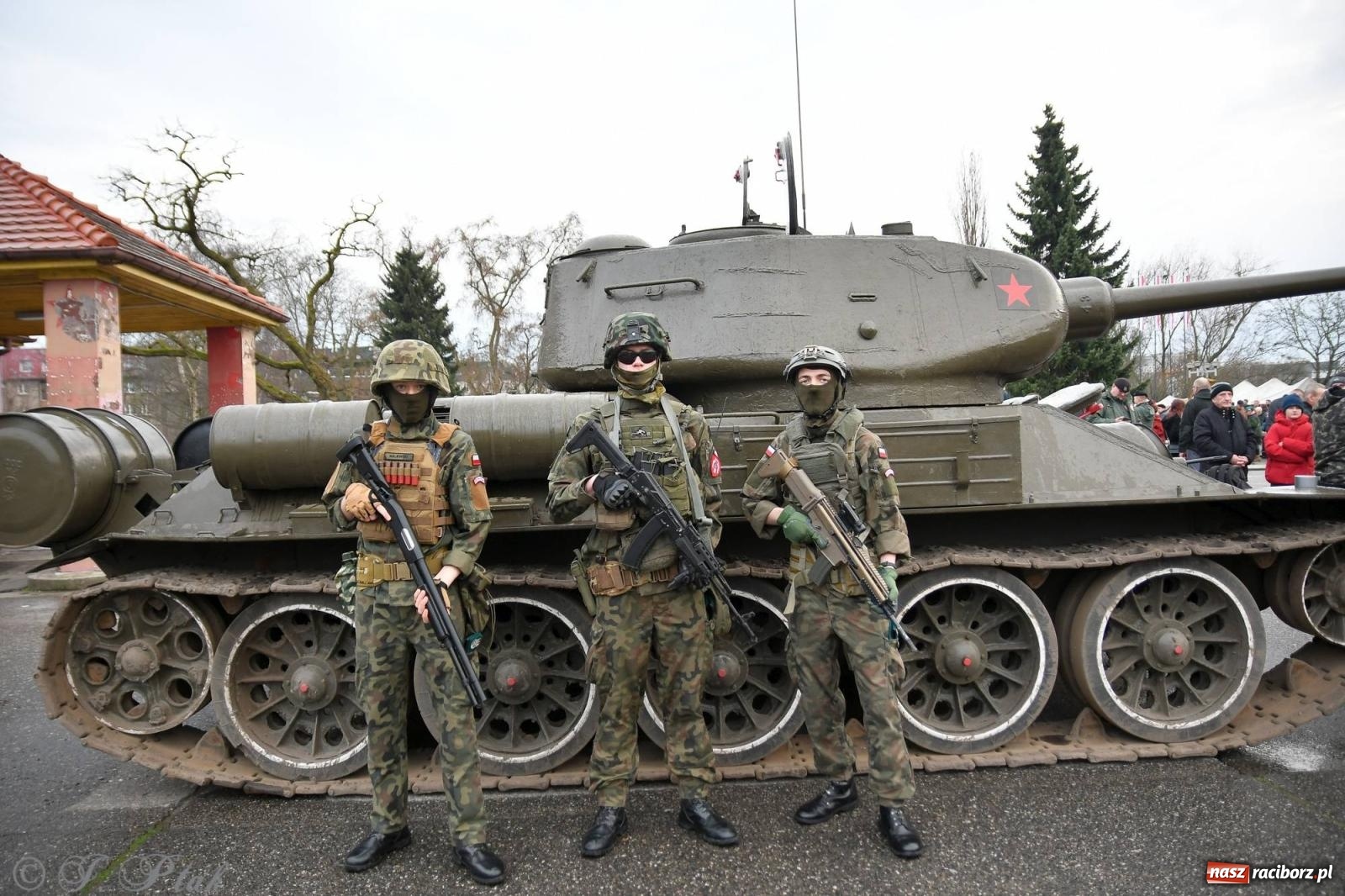 Zdjęcie w galerii na portalu naszraciborz.pl: Racibórz wspominał żołnierzy niezłomnych. Inscenizacja potyczki na pl. Długosza wiadomości z regionu
