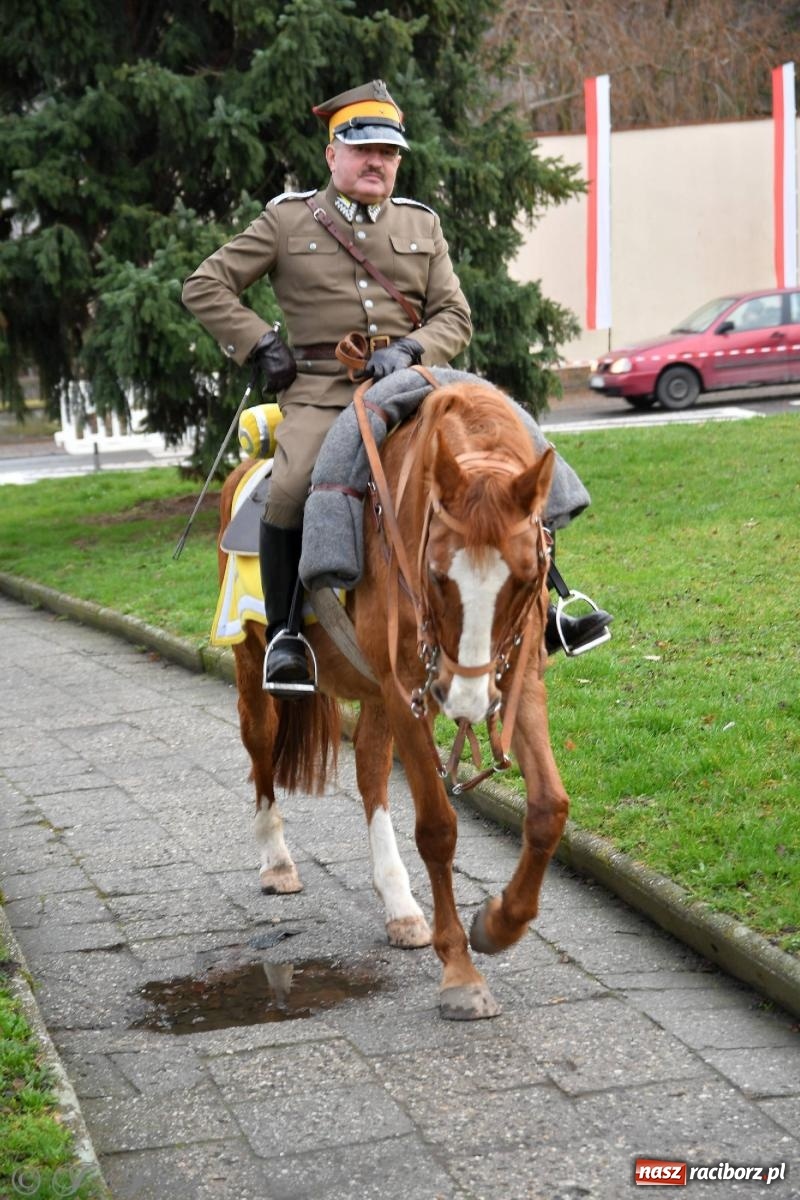 Zdjęcie w galerii na portalu naszraciborz.pl: Racibórz wspominał żołnierzy niezłomnych. Inscenizacja potyczki na pl. Długosza wiadomości z regionu