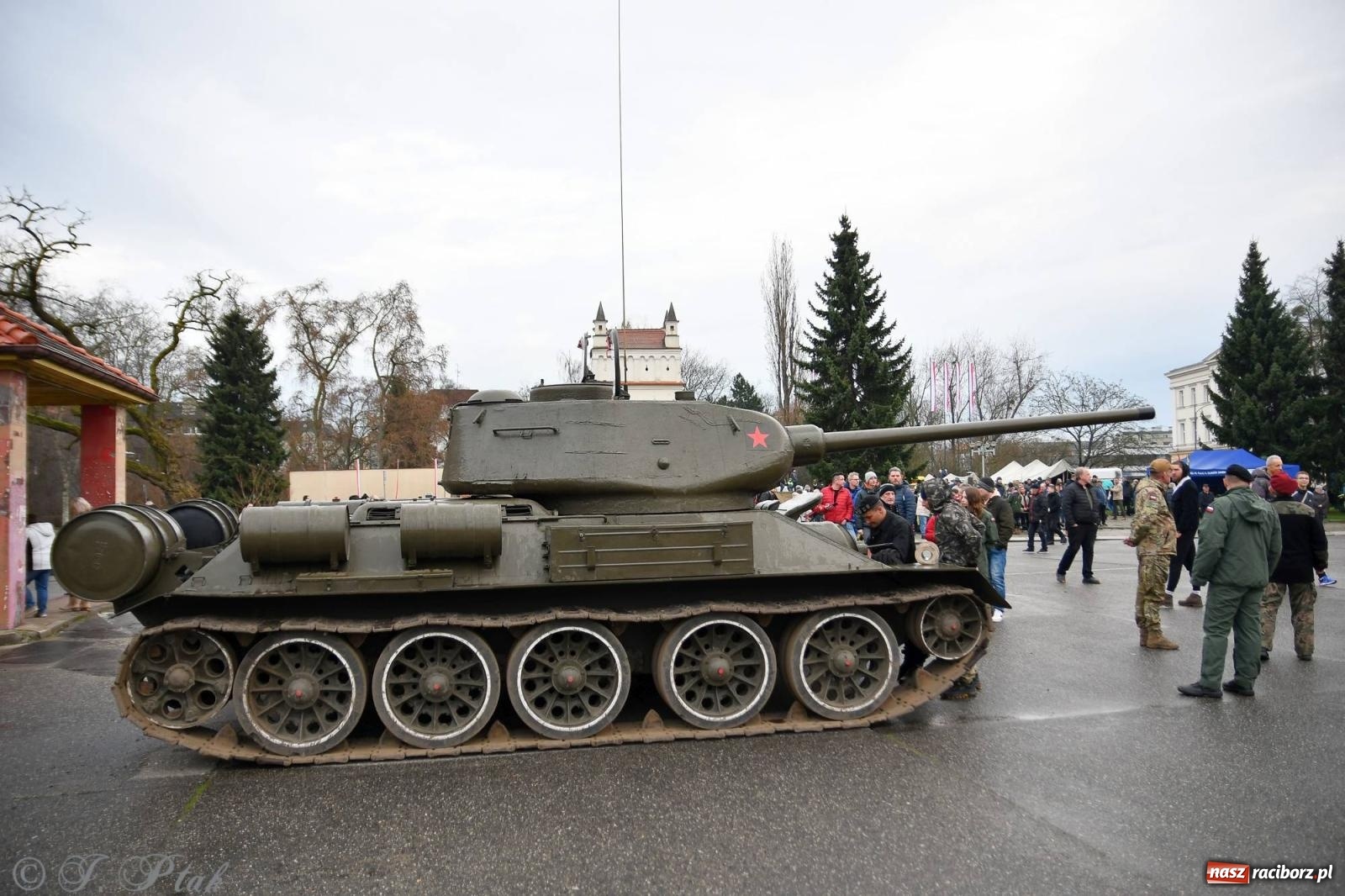 Zdjęcie w galerii na portalu naszraciborz.pl: Racibórz wspominał żołnierzy niezłomnych. Inscenizacja potyczki na pl. Długosza wiadomości z regionu