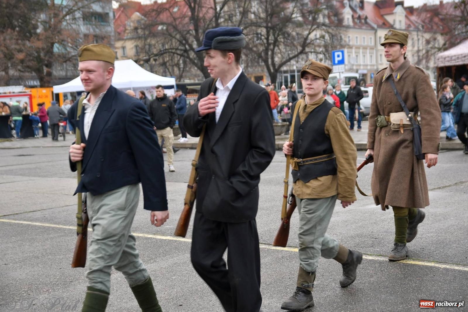 Zdjęcie w galerii na portalu naszraciborz.pl: Racibórz wspominał żołnierzy niezłomnych. Inscenizacja potyczki na pl. Długosza wiadomości z regionu