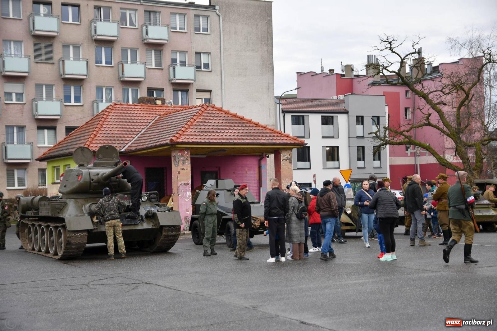 Zdjęcie w galerii na portalu naszraciborz.pl: Racibórz wspominał żołnierzy niezłomnych. Inscenizacja potyczki na pl. Długosza wiadomości z regionu