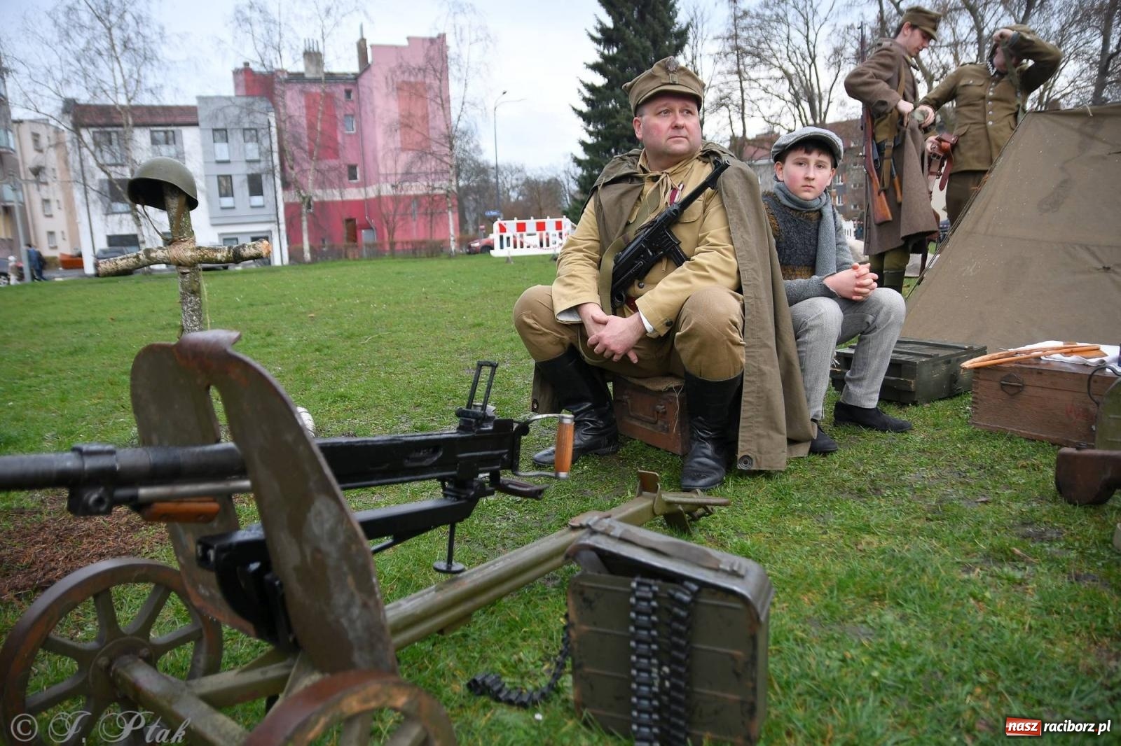 Zdjęcie w galerii na portalu naszraciborz.pl: Racibórz wspominał żołnierzy niezłomnych. Inscenizacja potyczki na pl. Długosza wiadomości z regionu