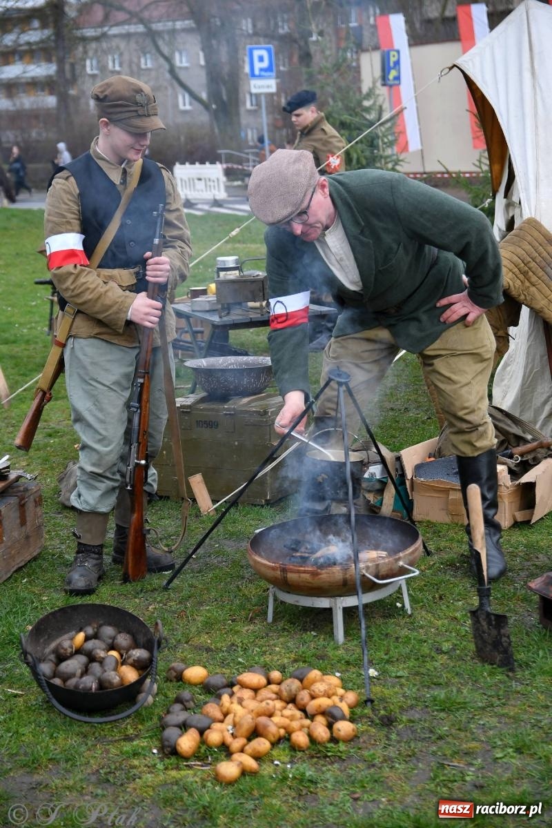 Zdjęcie w galerii na portalu naszraciborz.pl: Racibórz wspominał żołnierzy niezłomnych. Inscenizacja potyczki na pl. Długosza wiadomości z regionu
