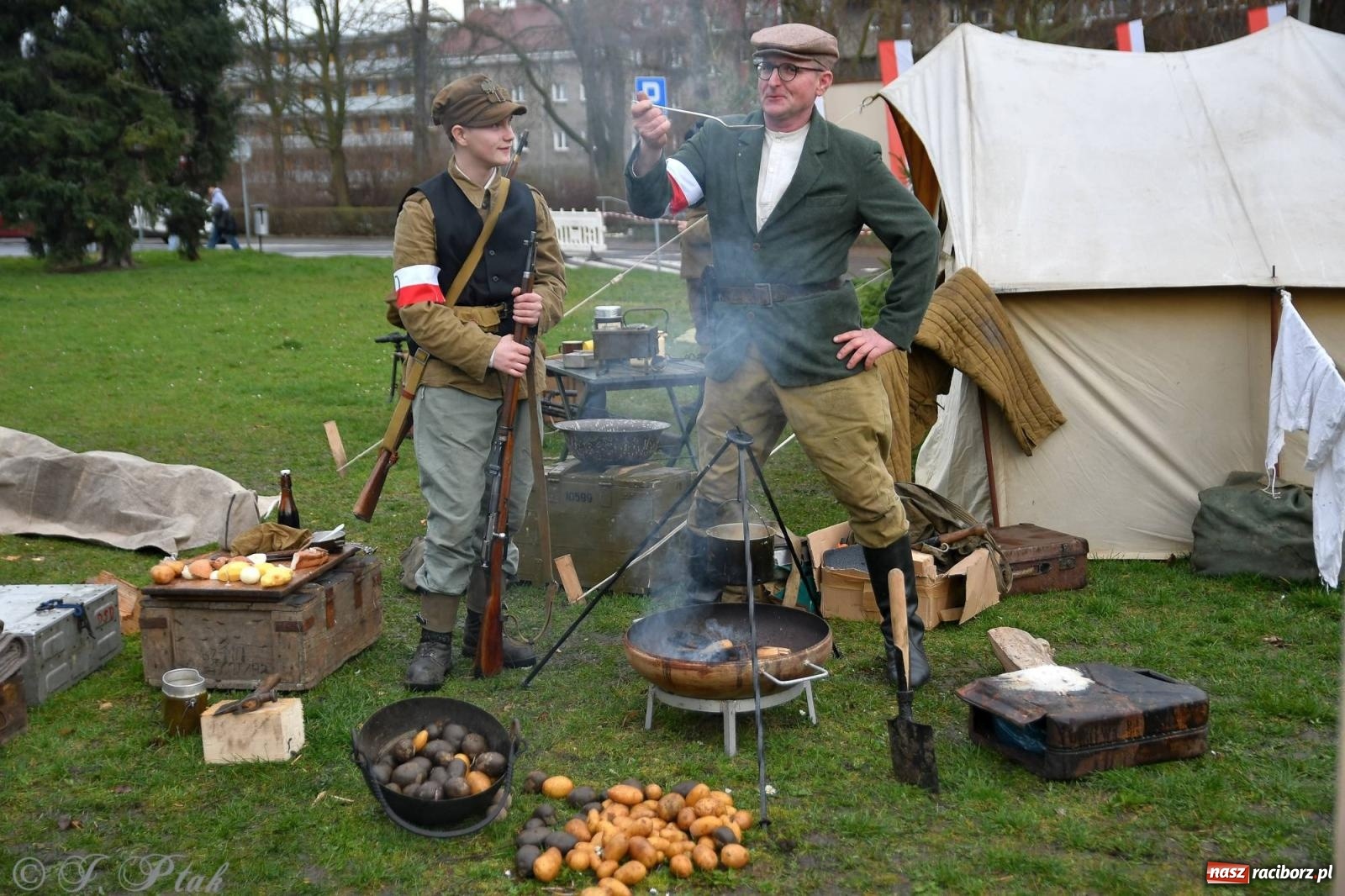Zdjęcie w galerii na portalu naszraciborz.pl: Racibórz wspominał żołnierzy niezłomnych. Inscenizacja potyczki na pl. Długosza wiadomości z regionu