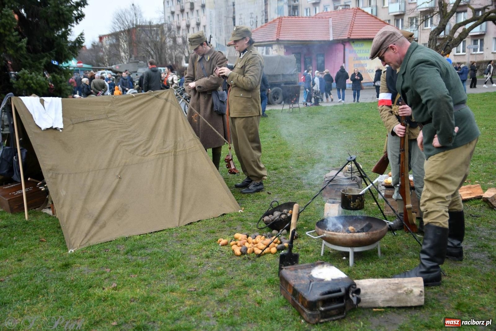 Zdjęcie w galerii na portalu naszraciborz.pl: Racibórz wspominał żołnierzy niezłomnych. Inscenizacja potyczki na pl. Długosza wiadomości z regionu