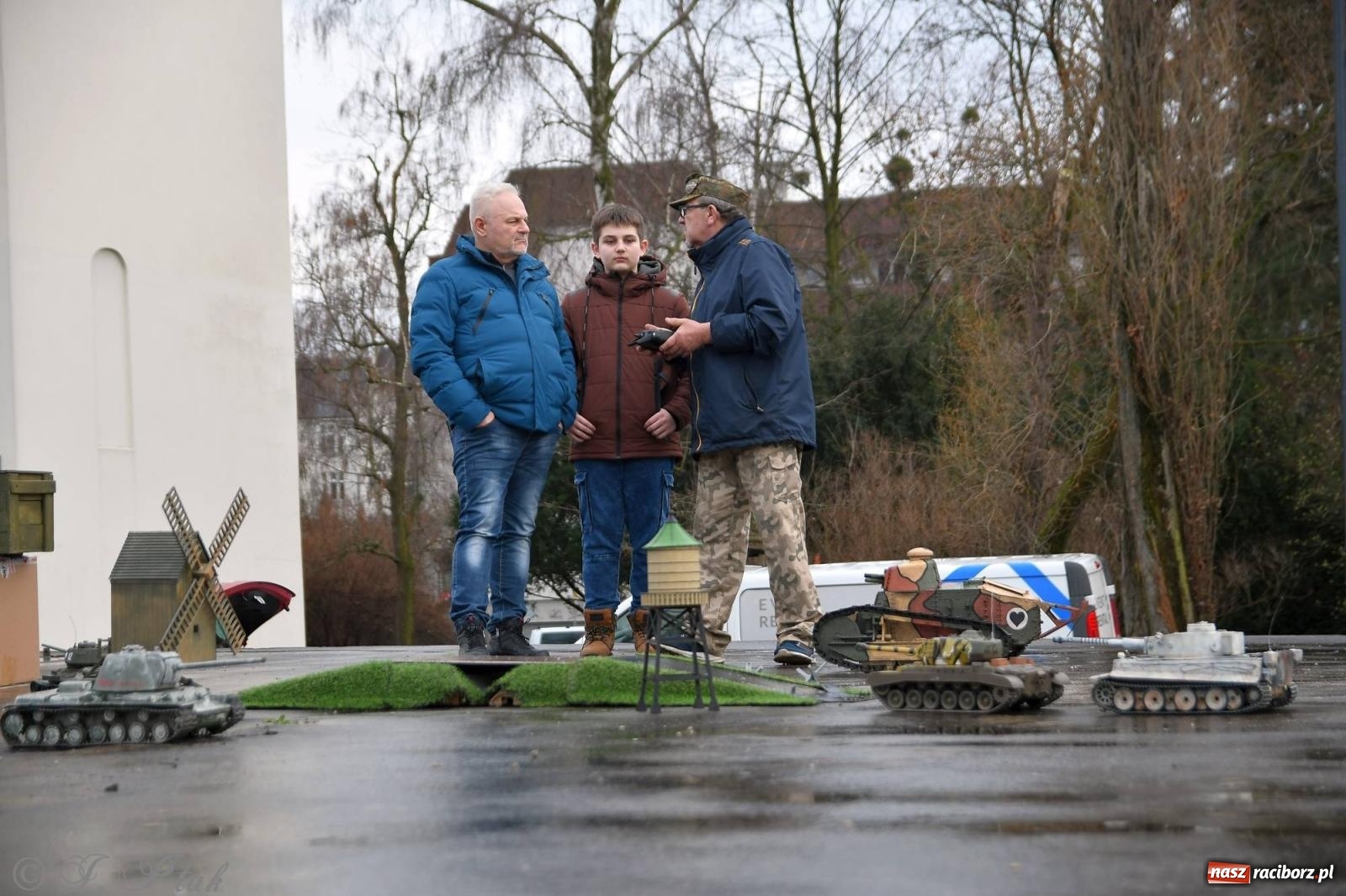Zdjęcie w galerii na portalu naszraciborz.pl: Racibórz wspominał żołnierzy niezłomnych. Inscenizacja potyczki na pl. Długosza wiadomości z regionu