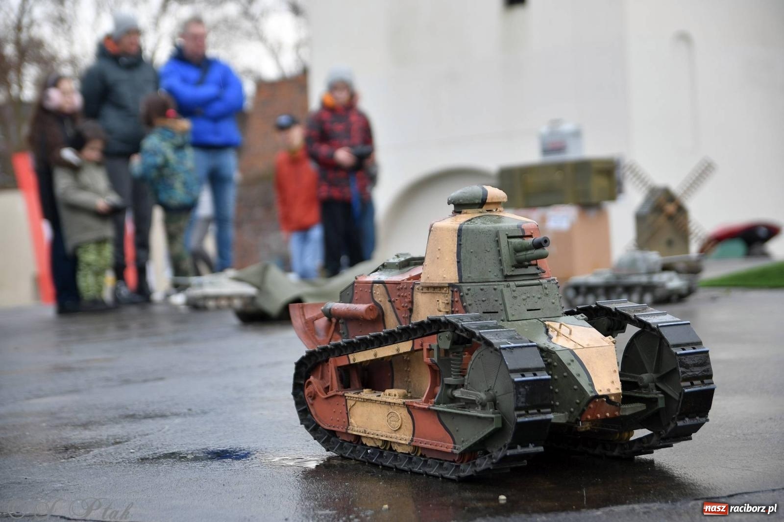 Zdjęcie w galerii na portalu naszraciborz.pl: Racibórz wspominał żołnierzy niezłomnych. Inscenizacja potyczki na pl. Długosza wiadomości z regionu