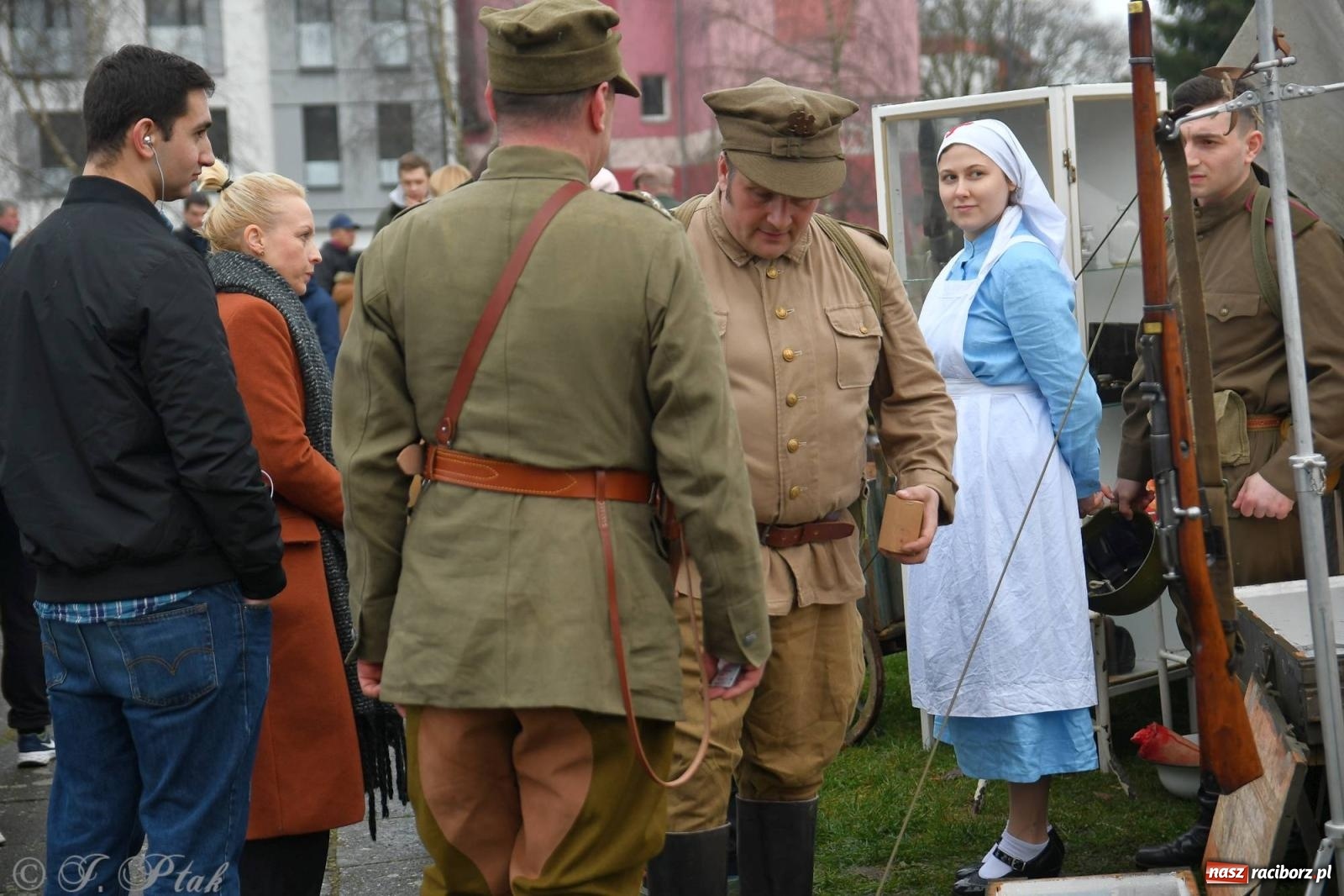 Zdjęcie w galerii na portalu naszraciborz.pl: Racibórz wspominał żołnierzy niezłomnych. Inscenizacja potyczki na pl. Długosza wiadomości z regionu