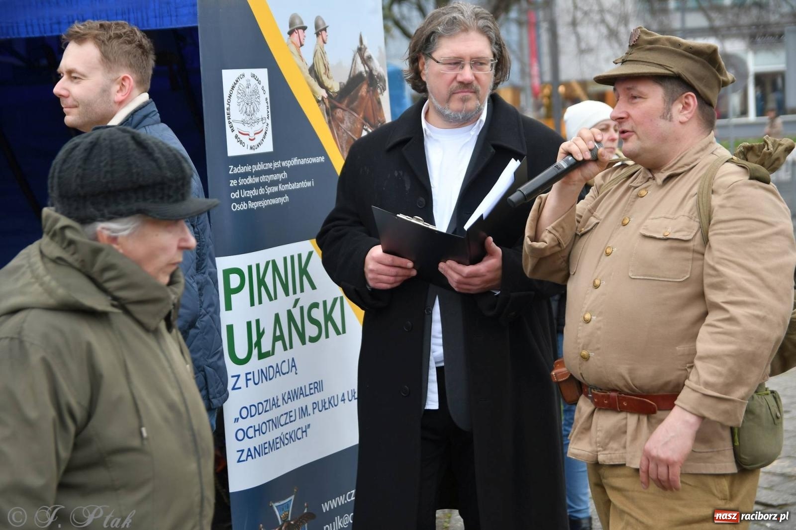 Zdjęcie w galerii na portalu naszraciborz.pl: Racibórz wspominał żołnierzy niezłomnych. Inscenizacja potyczki na pl. Długosza wiadomości z regionu