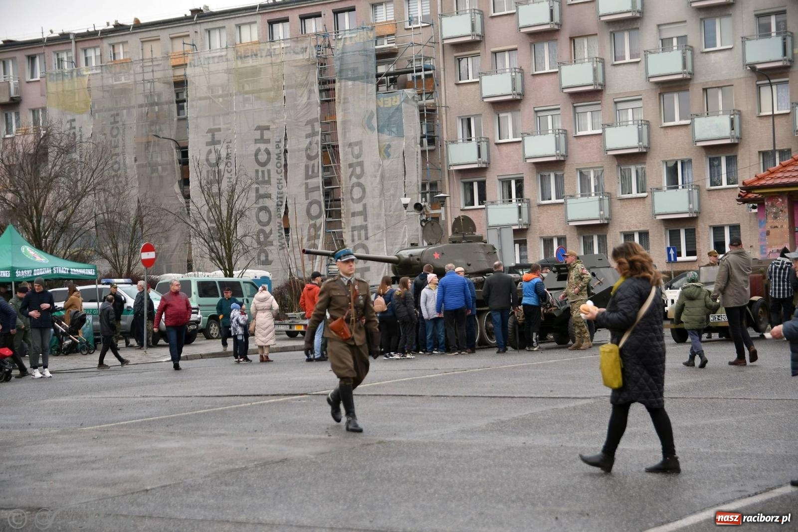 Zdjęcie w galerii na portalu naszraciborz.pl: Racibórz wspominał żołnierzy niezłomnych. Inscenizacja potyczki na pl. Długosza wiadomości z regionu