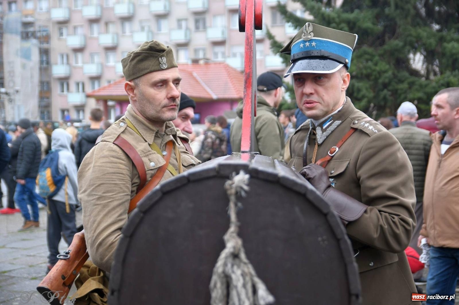 Zdjęcie w galerii na portalu naszraciborz.pl: Racibórz wspominał żołnierzy niezłomnych. Inscenizacja potyczki na pl. Długosza wiadomości z regionu