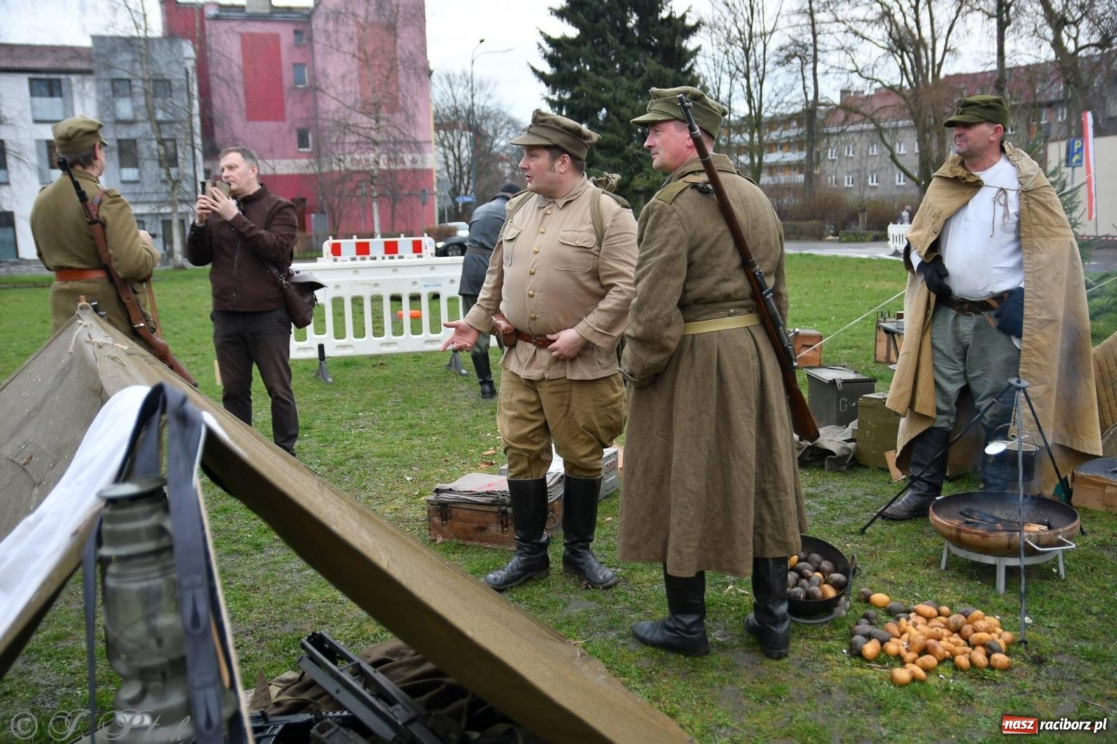 Zdjęcie w galerii na portalu naszraciborz.pl: Racibórz wspominał żołnierzy niezłomnych. Inscenizacja potyczki na pl. Długosza wiadomości z regionu