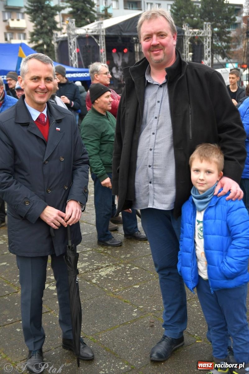 Zdjęcie w galerii na portalu naszraciborz.pl: Racibórz wspominał żołnierzy niezłomnych. Inscenizacja potyczki na pl. Długosza wiadomości z regionu