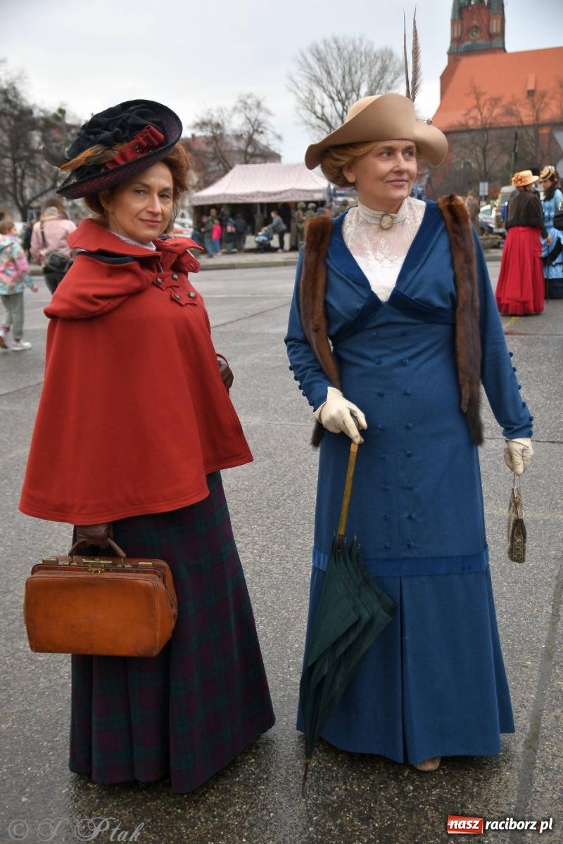 Zdjęcie w galerii na portalu naszraciborz.pl: Racibórz wspominał żołnierzy niezłomnych. Inscenizacja potyczki na pl. Długosza wiadomości z regionu