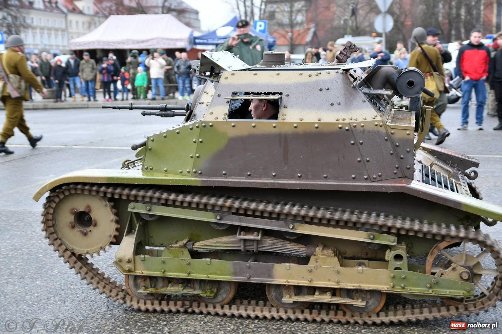 Zdjęcie w galerii na portalu naszraciborz.pl: Racibórz wspominał żołnierzy niezłomnych. Inscenizacja potyczki na pl. Długosza wiadomości z regionu