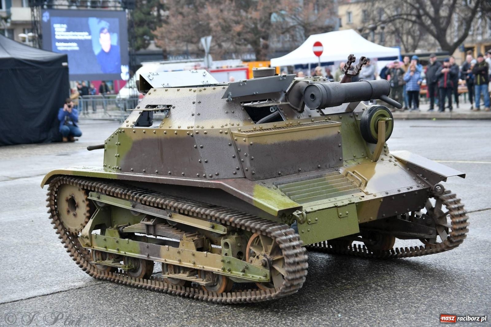 Zdjęcie w galerii na portalu naszraciborz.pl: Racibórz wspominał żołnierzy niezłomnych. Inscenizacja potyczki na pl. Długosza wiadomości z regionu