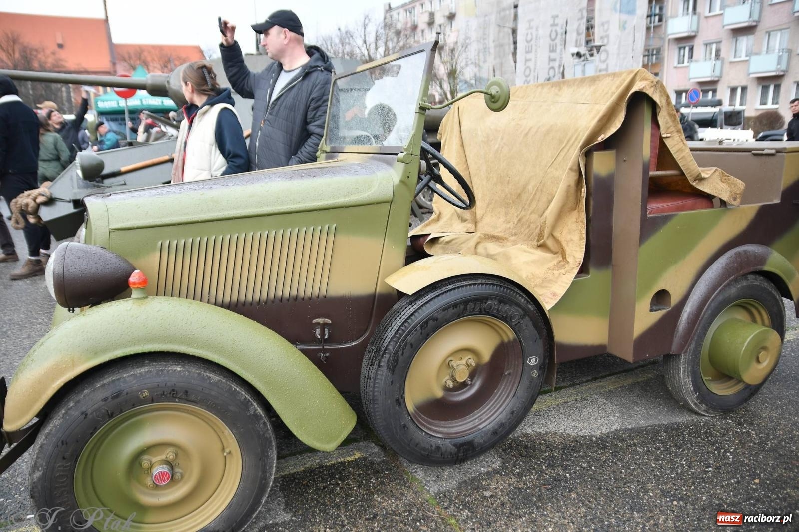 Zdjęcie w galerii na portalu naszraciborz.pl: Racibórz wspominał żołnierzy niezłomnych. Inscenizacja potyczki na pl. Długosza wiadomości z regionu