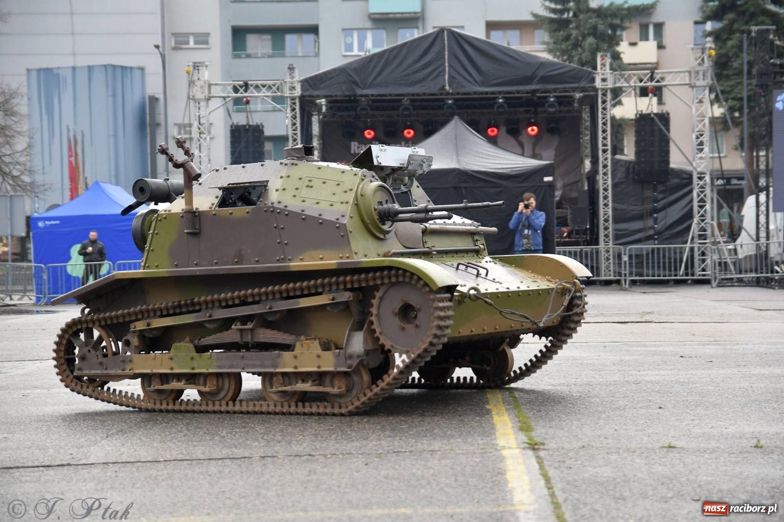 Zdjęcie w galerii na portalu naszraciborz.pl: Racibórz wspominał żołnierzy niezłomnych. Inscenizacja potyczki na pl. Długosza wiadomości z regionu