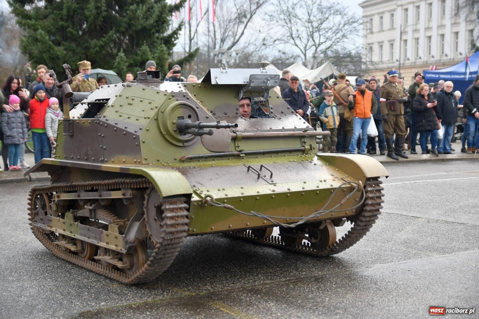 Zdjęcie w galerii na portalu naszraciborz.pl: Racibórz wspominał żołnierzy niezłomnych. Inscenizacja potyczki na pl. Długosza wiadomości z regionu