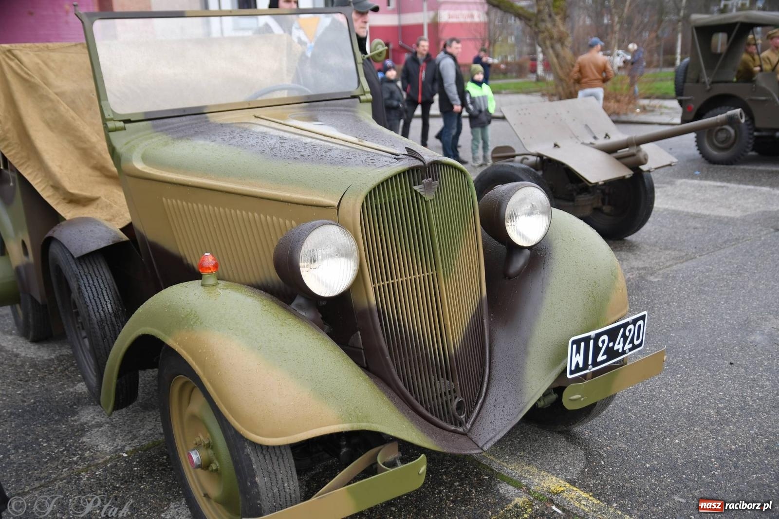 Zdjęcie w galerii na portalu naszraciborz.pl: Racibórz wspominał żołnierzy niezłomnych. Inscenizacja potyczki na pl. Długosza wiadomości z regionu