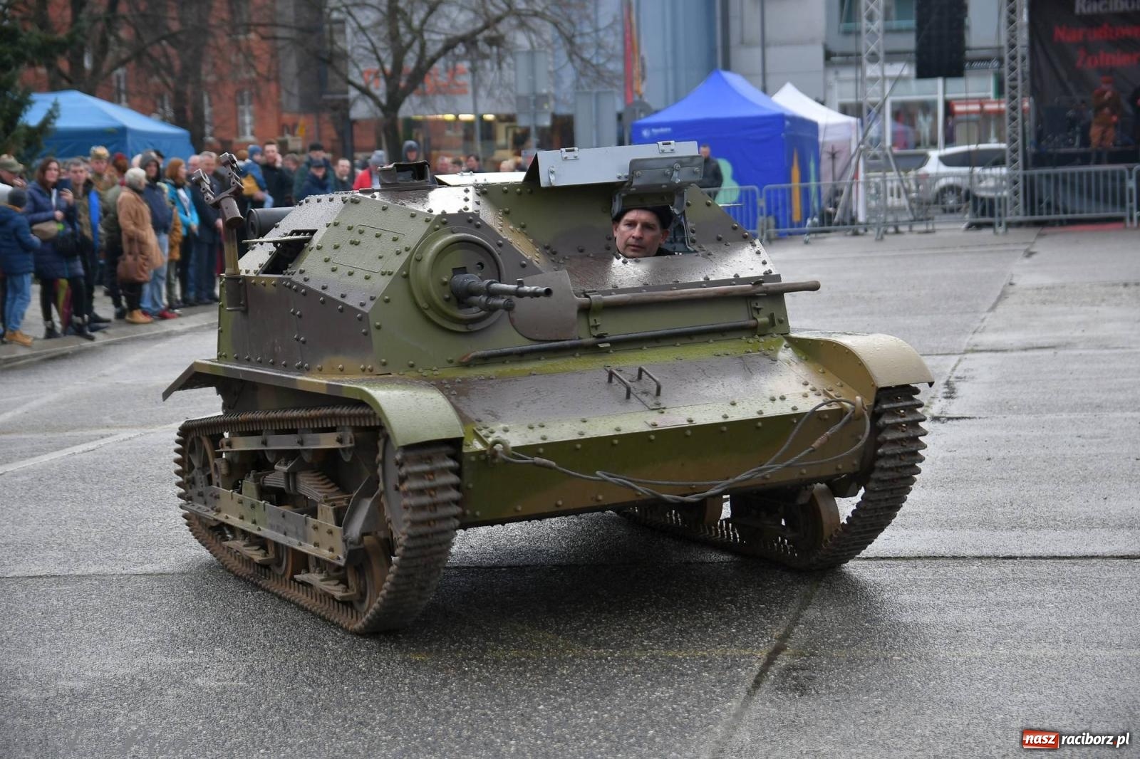 Zdjęcie w galerii na portalu naszraciborz.pl: Racibórz wspominał żołnierzy niezłomnych. Inscenizacja potyczki na pl. Długosza wiadomości z regionu
