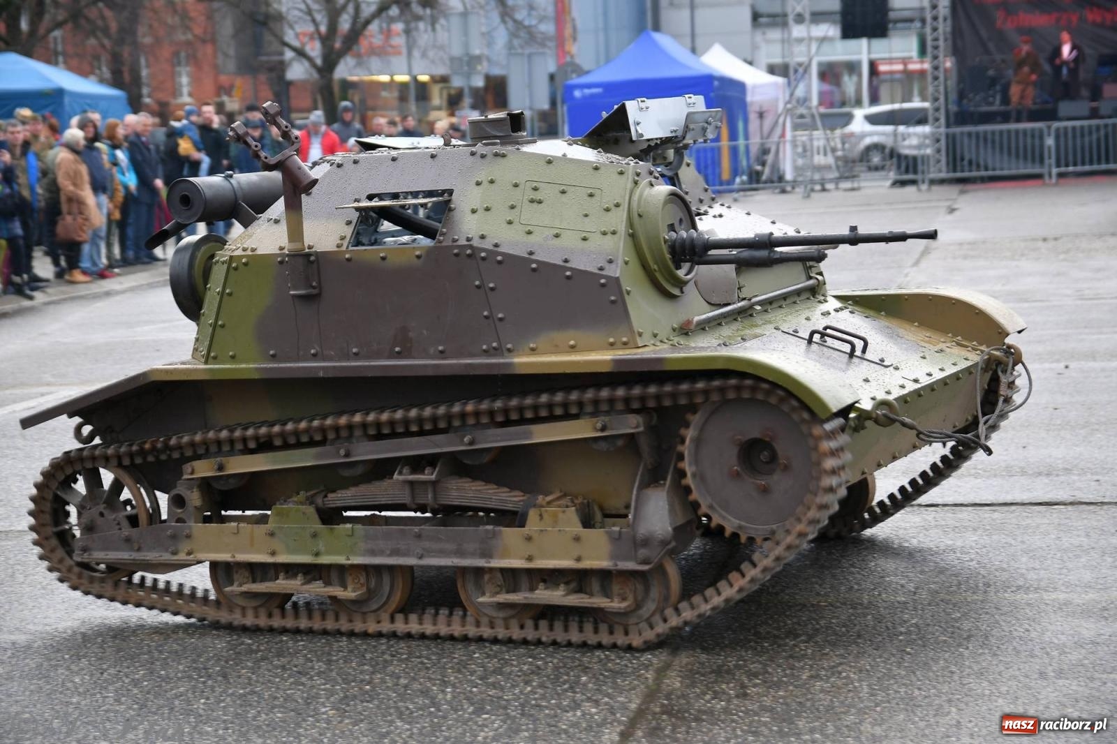 Zdjęcie w galerii na portalu naszraciborz.pl: Racibórz wspominał żołnierzy niezłomnych. Inscenizacja potyczki na pl. Długosza wiadomości z regionu