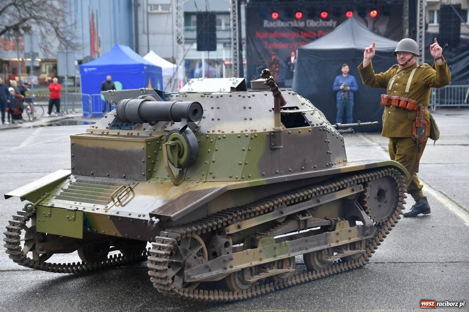 Zdjęcie w galerii na portalu naszraciborz.pl: Racibórz wspominał żołnierzy niezłomnych. Inscenizacja potyczki na pl. Długosza wiadomości z regionu