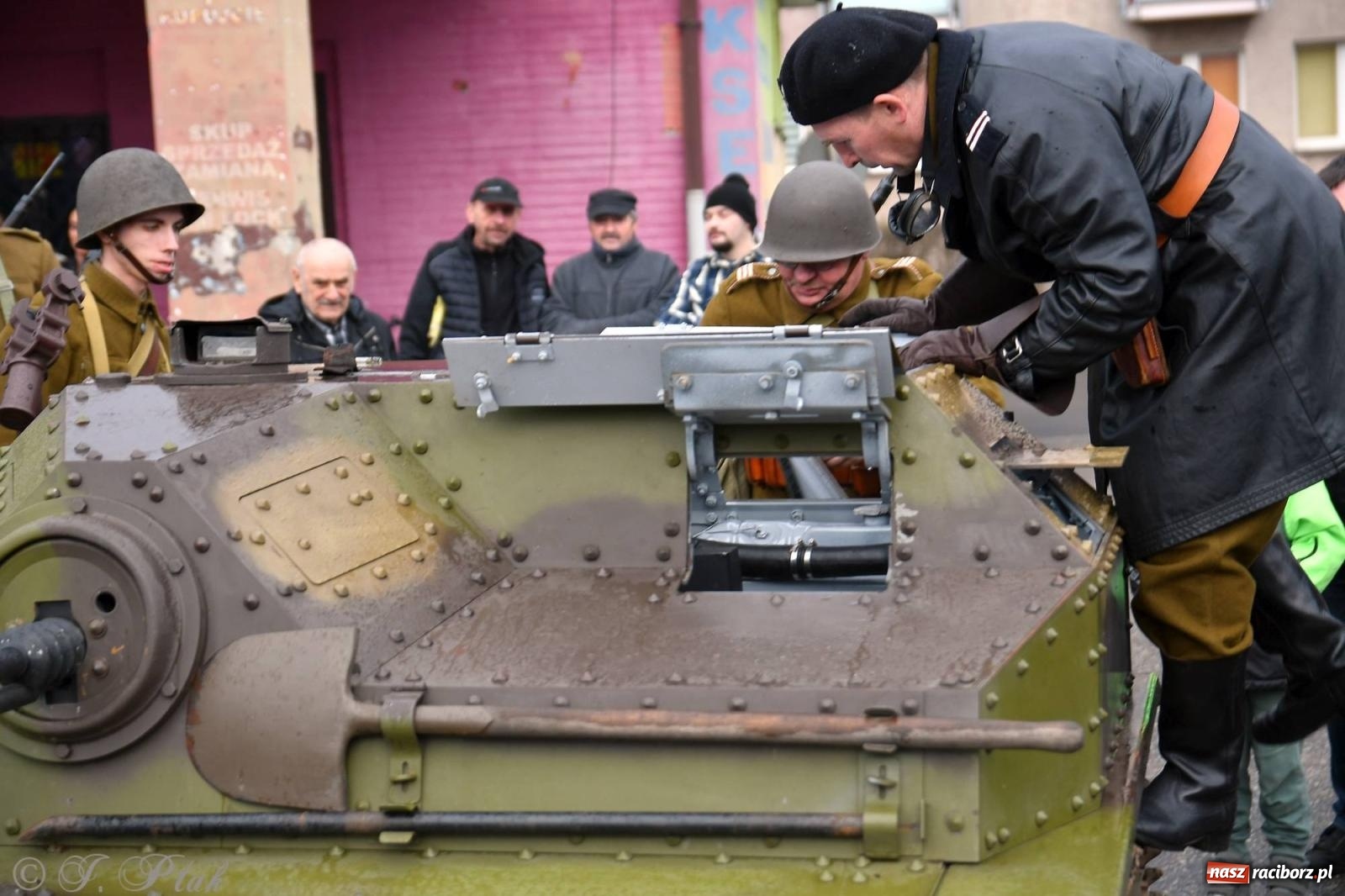 Zdjęcie w galerii na portalu naszraciborz.pl: Racibórz wspominał żołnierzy niezłomnych. Inscenizacja potyczki na pl. Długosza wiadomości z regionu
