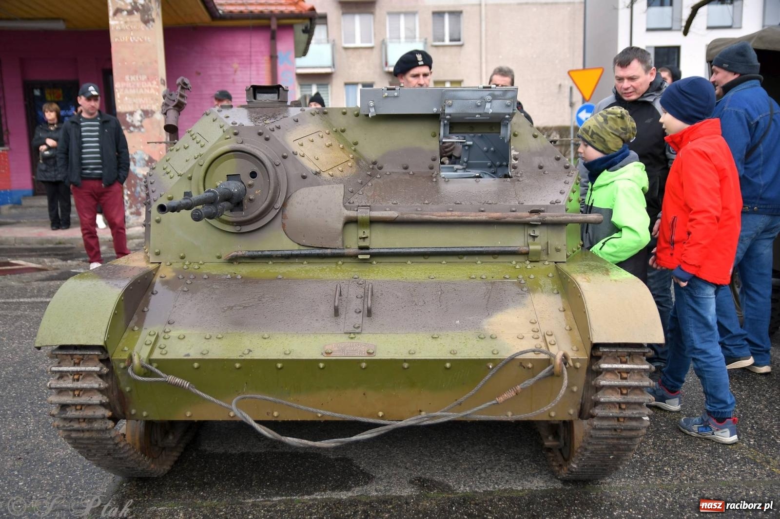 Zdjęcie w galerii na portalu naszraciborz.pl: Racibórz wspominał żołnierzy niezłomnych. Inscenizacja potyczki na pl. Długosza wiadomości z regionu