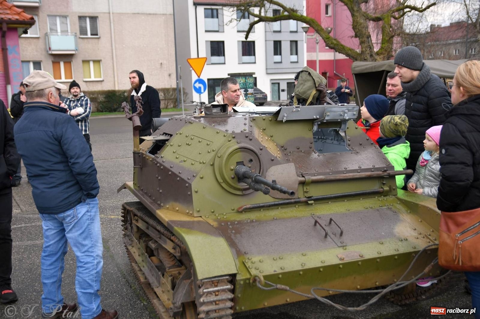 Zdjęcie w galerii na portalu naszraciborz.pl: Racibórz wspominał żołnierzy niezłomnych. Inscenizacja potyczki na pl. Długosza wiadomości z regionu