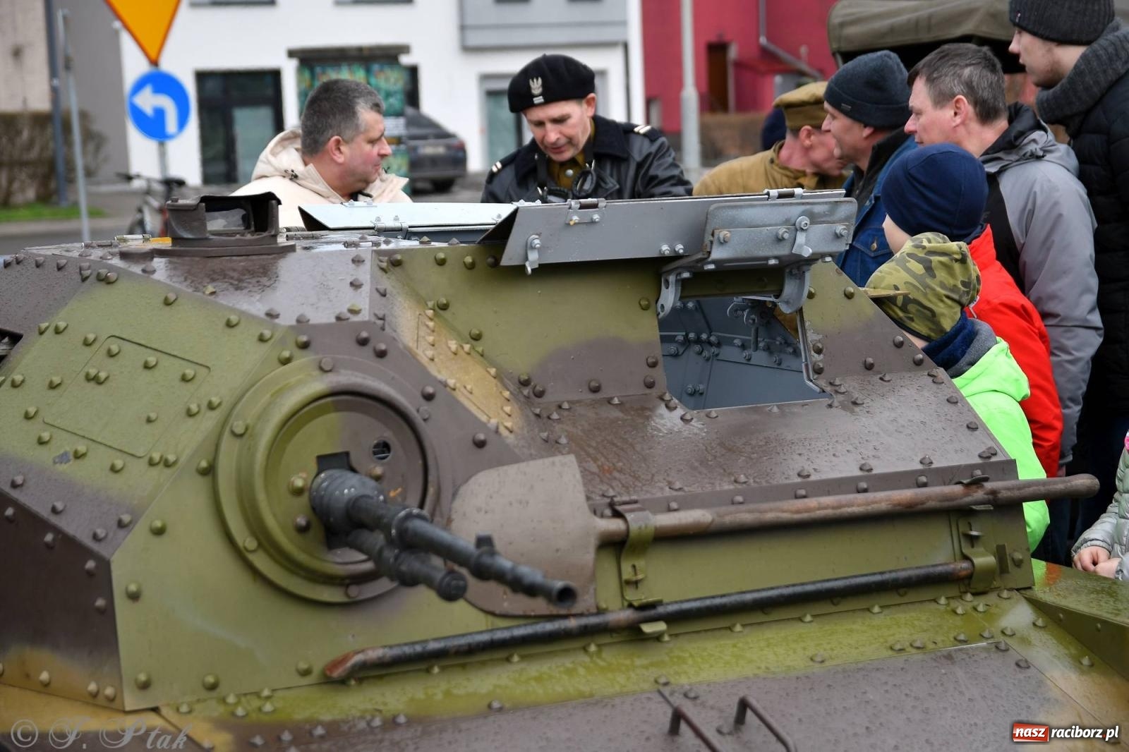 Zdjęcie w galerii na portalu naszraciborz.pl: Racibórz wspominał żołnierzy niezłomnych. Inscenizacja potyczki na pl. Długosza wiadomości z regionu