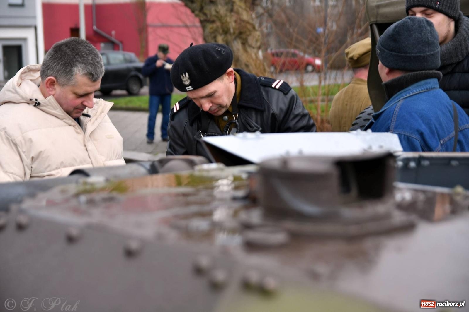 Zdjęcie w galerii na portalu naszraciborz.pl: Racibórz wspominał żołnierzy niezłomnych. Inscenizacja potyczki na pl. Długosza wiadomości z regionu