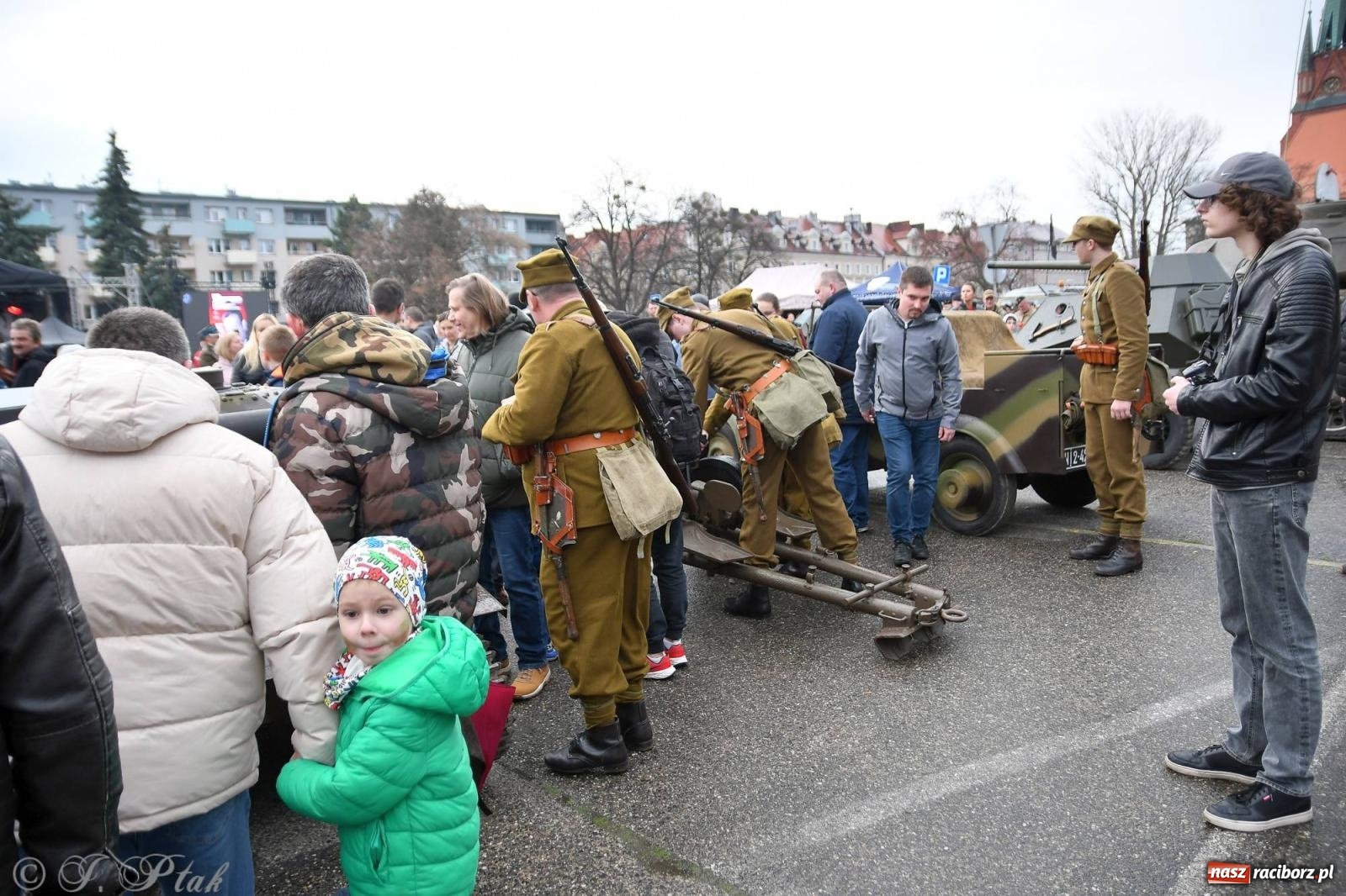 Zdjęcie w galerii na portalu naszraciborz.pl: Racibórz wspominał żołnierzy niezłomnych. Inscenizacja potyczki na pl. Długosza wiadomości z regionu