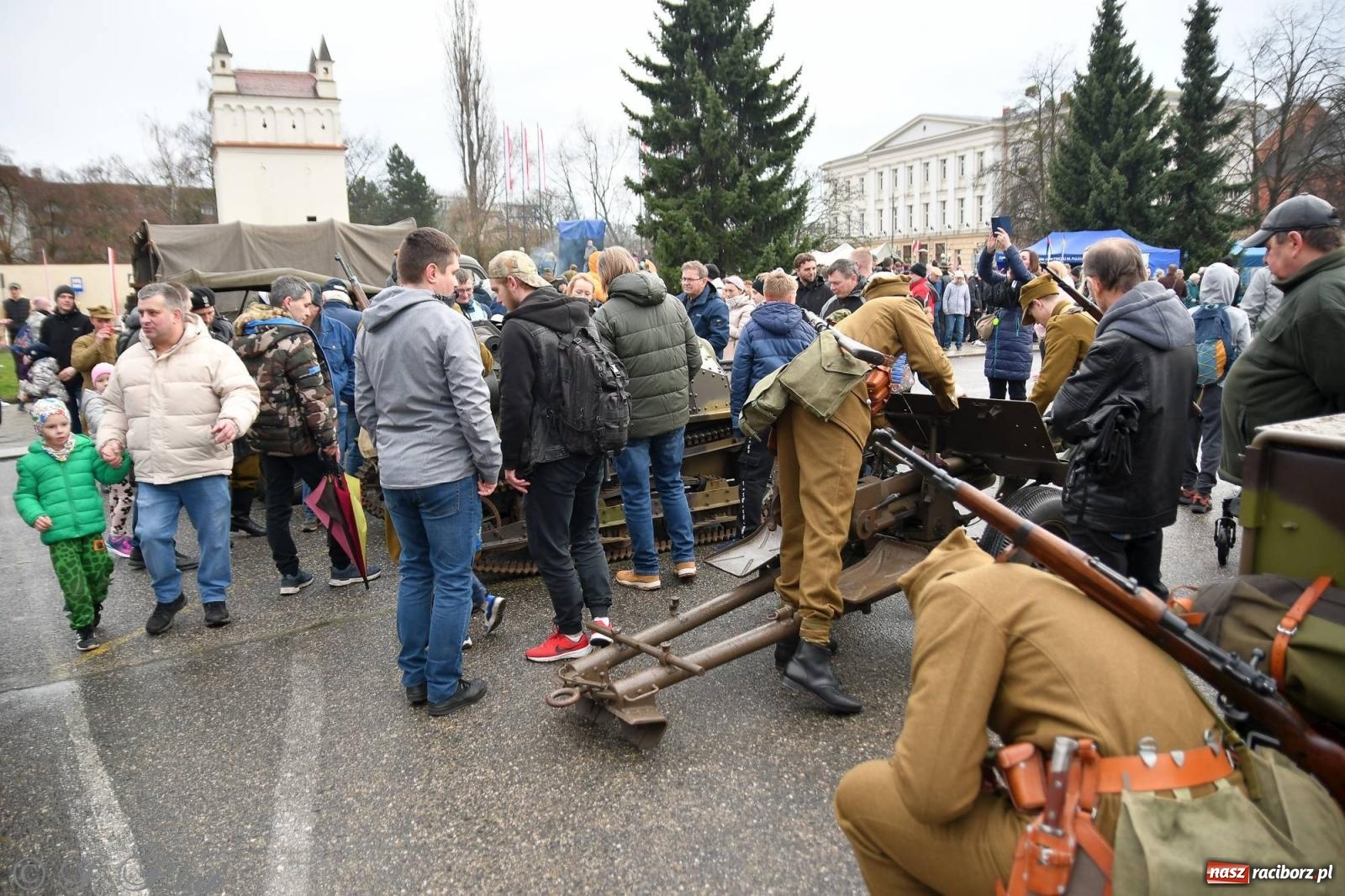 Zdjęcie w galerii na portalu naszraciborz.pl: Racibórz wspominał żołnierzy niezłomnych. Inscenizacja potyczki na pl. Długosza wiadomości z regionu