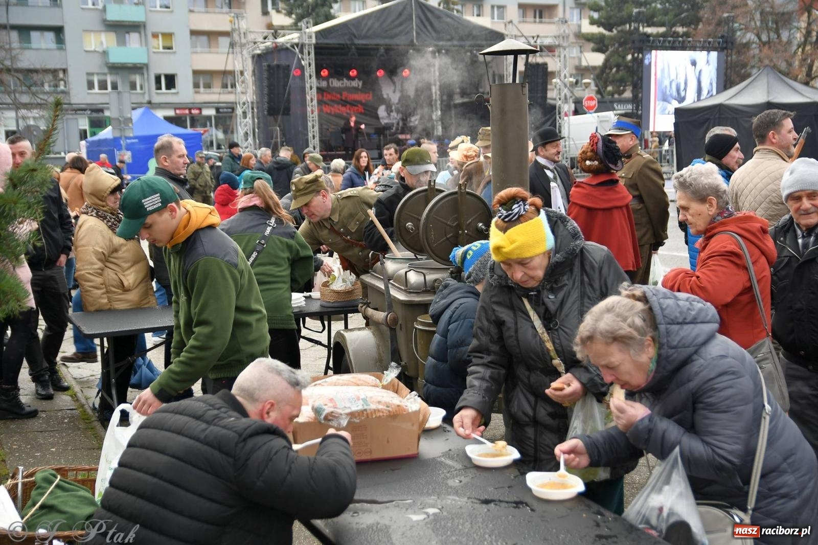 Zdjęcie w galerii na portalu naszraciborz.pl: Racibórz wspominał żołnierzy niezłomnych. Inscenizacja potyczki na pl. Długosza wiadomości z regionu