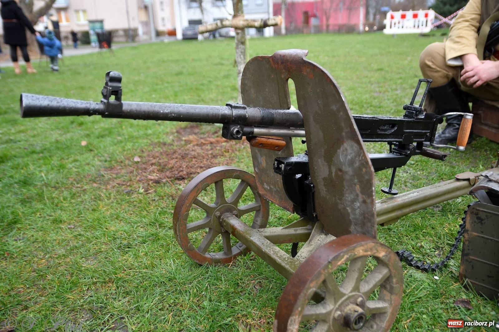 Zdjęcie w galerii na portalu naszraciborz.pl: Racibórz wspominał żołnierzy niezłomnych. Inscenizacja potyczki na pl. Długosza wiadomości z regionu