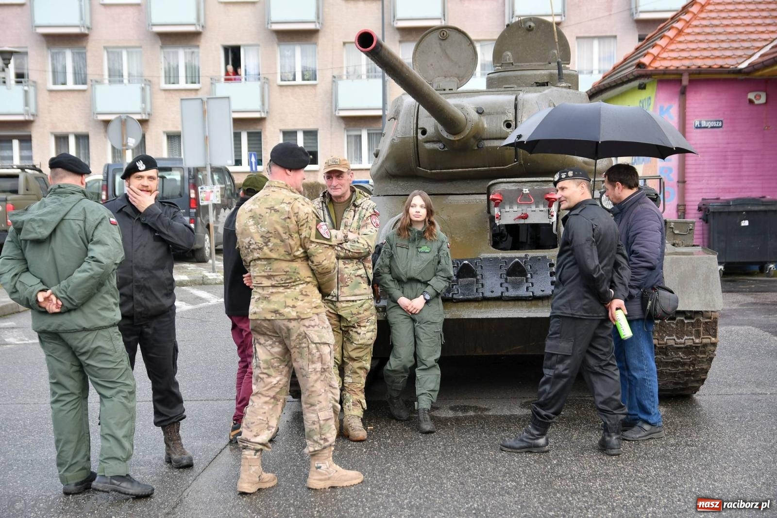 Zdjęcie w galerii na portalu naszraciborz.pl: Racibórz wspominał żołnierzy niezłomnych. Inscenizacja potyczki na pl. Długosza wiadomości z regionu