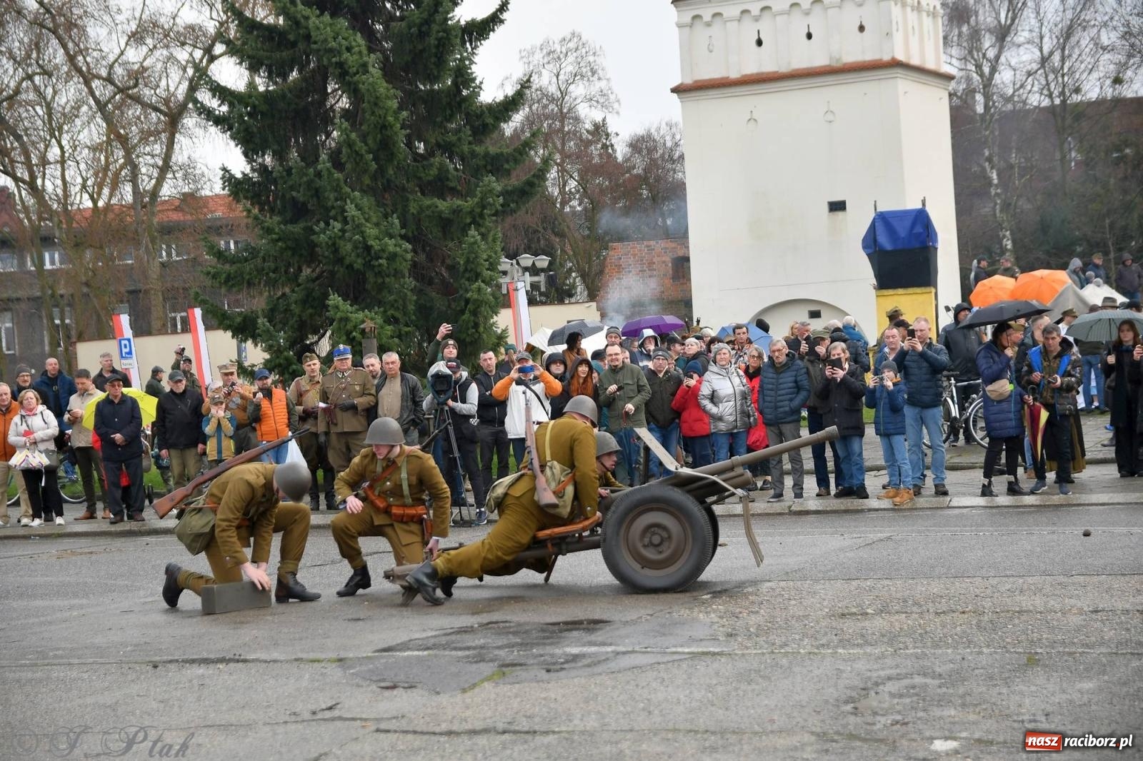 Zdjęcie w galerii na portalu naszraciborz.pl: Racibórz wspominał żołnierzy niezłomnych. Inscenizacja potyczki na pl. Długosza wiadomości z regionu