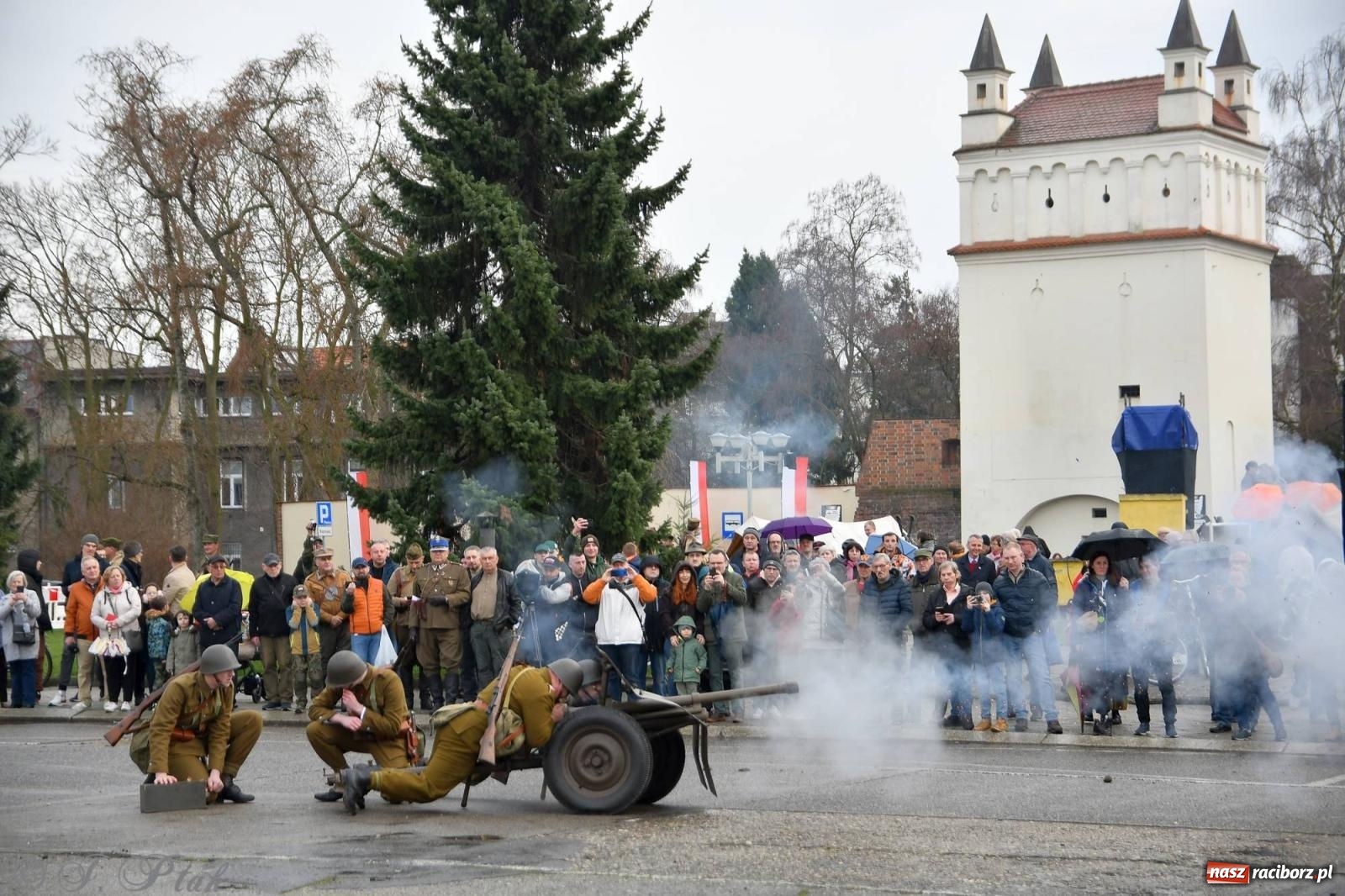 Zdjęcie w galerii na portalu naszraciborz.pl: Racibórz wspominał żołnierzy niezłomnych. Inscenizacja potyczki na pl. Długosza wiadomości z regionu