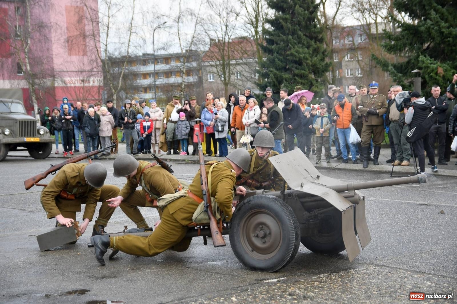 Zdjęcie w galerii na portalu naszraciborz.pl: Racibórz wspominał żołnierzy niezłomnych. Inscenizacja potyczki na pl. Długosza wiadomości z regionu