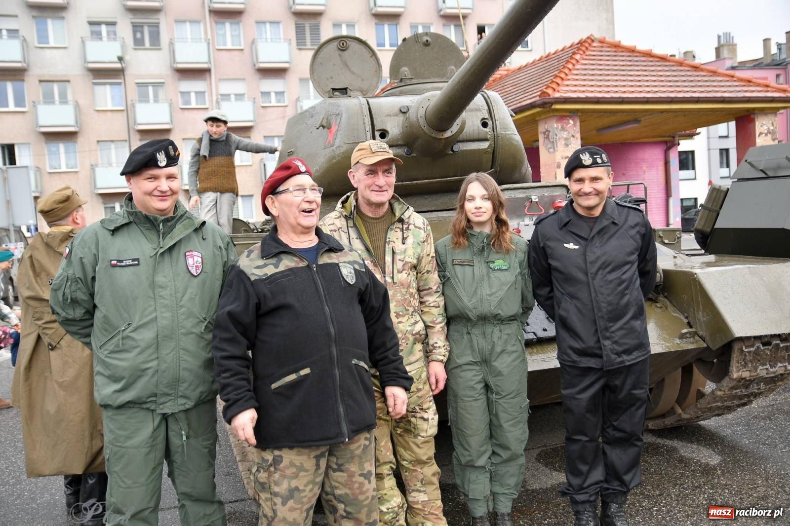 Zdjęcie w galerii na portalu naszraciborz.pl: Racibórz wspominał żołnierzy niezłomnych. Inscenizacja potyczki na pl. Długosza wiadomości z regionu